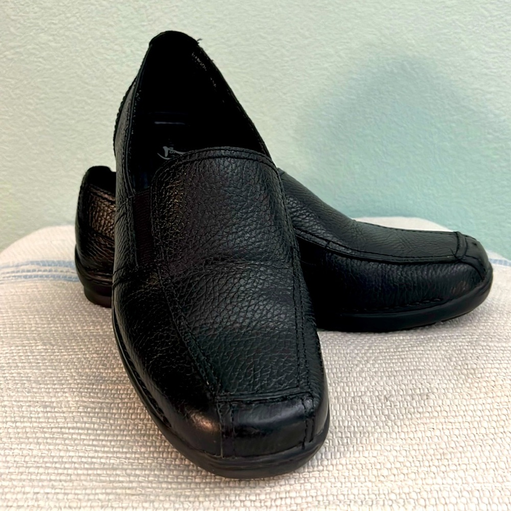 Life Stride Black Leather slip on shoes size 7M Low heel stretchable tongue